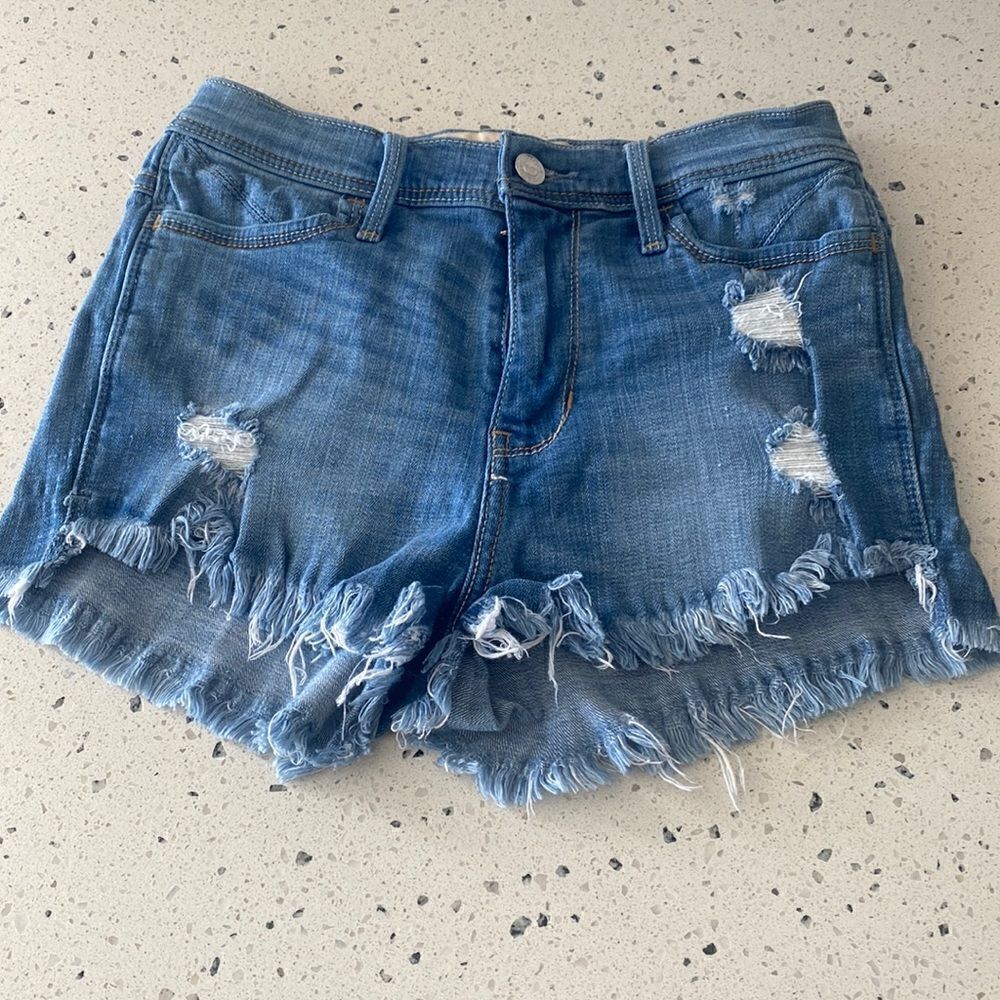 Hollister Women’s Short-Shorts Denim Mid Wash Distressed Raw Hem Size 25